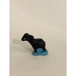 Mouton noir tête levée,...