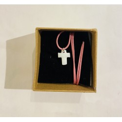 Croix en nacre sur fil rose