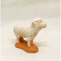 Mouton debout tête levée,...