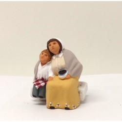 Enfant et sa mère assis,...