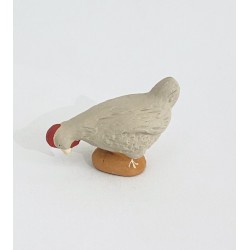 Poule beige picorante,...